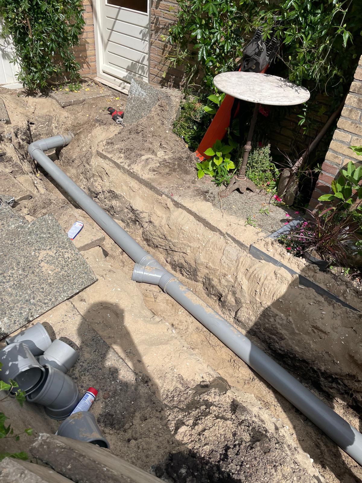 Nieuwe PVC-rioolleiding in de tuin