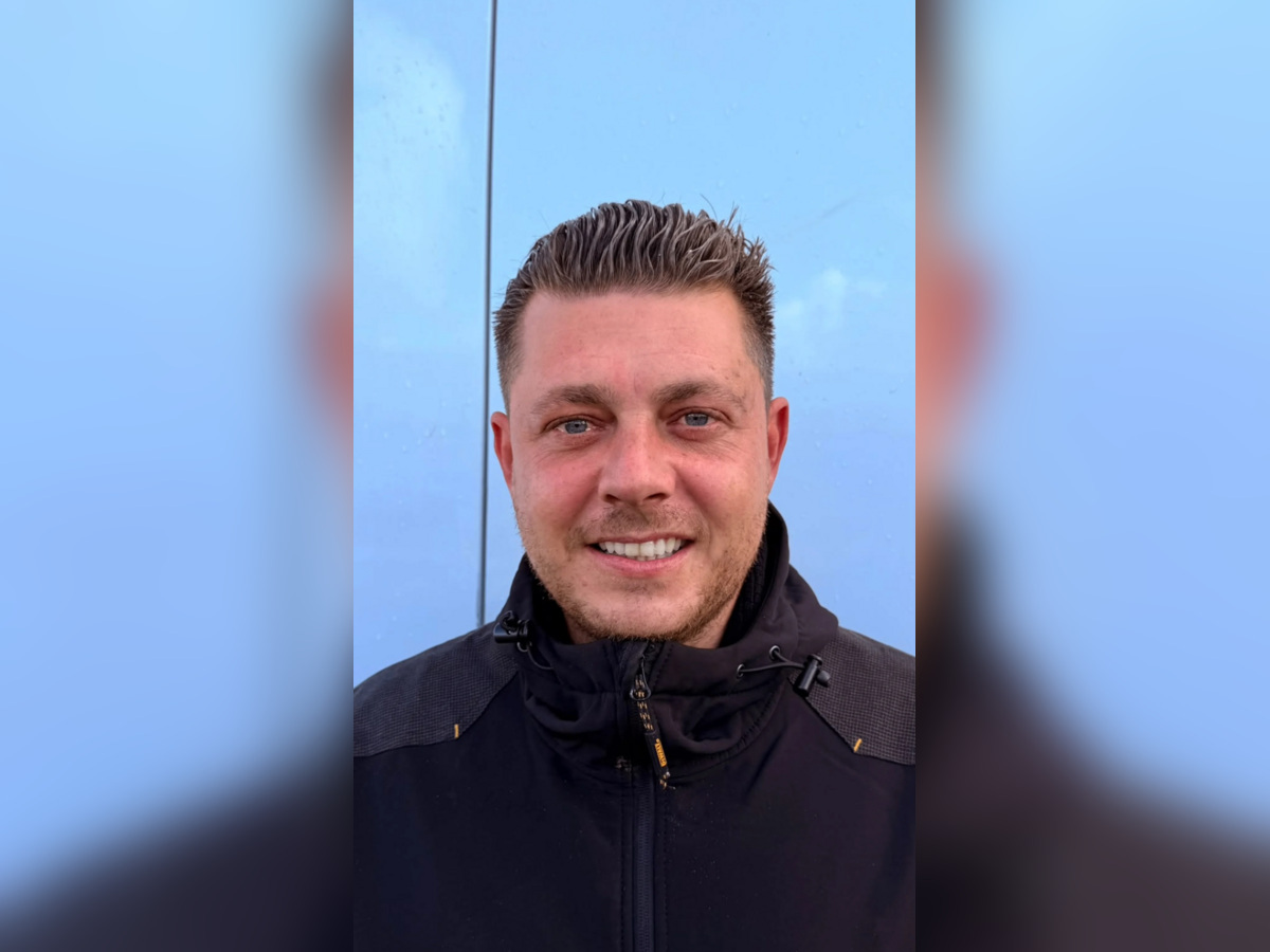 Portret van een lachende monteur in werkjas