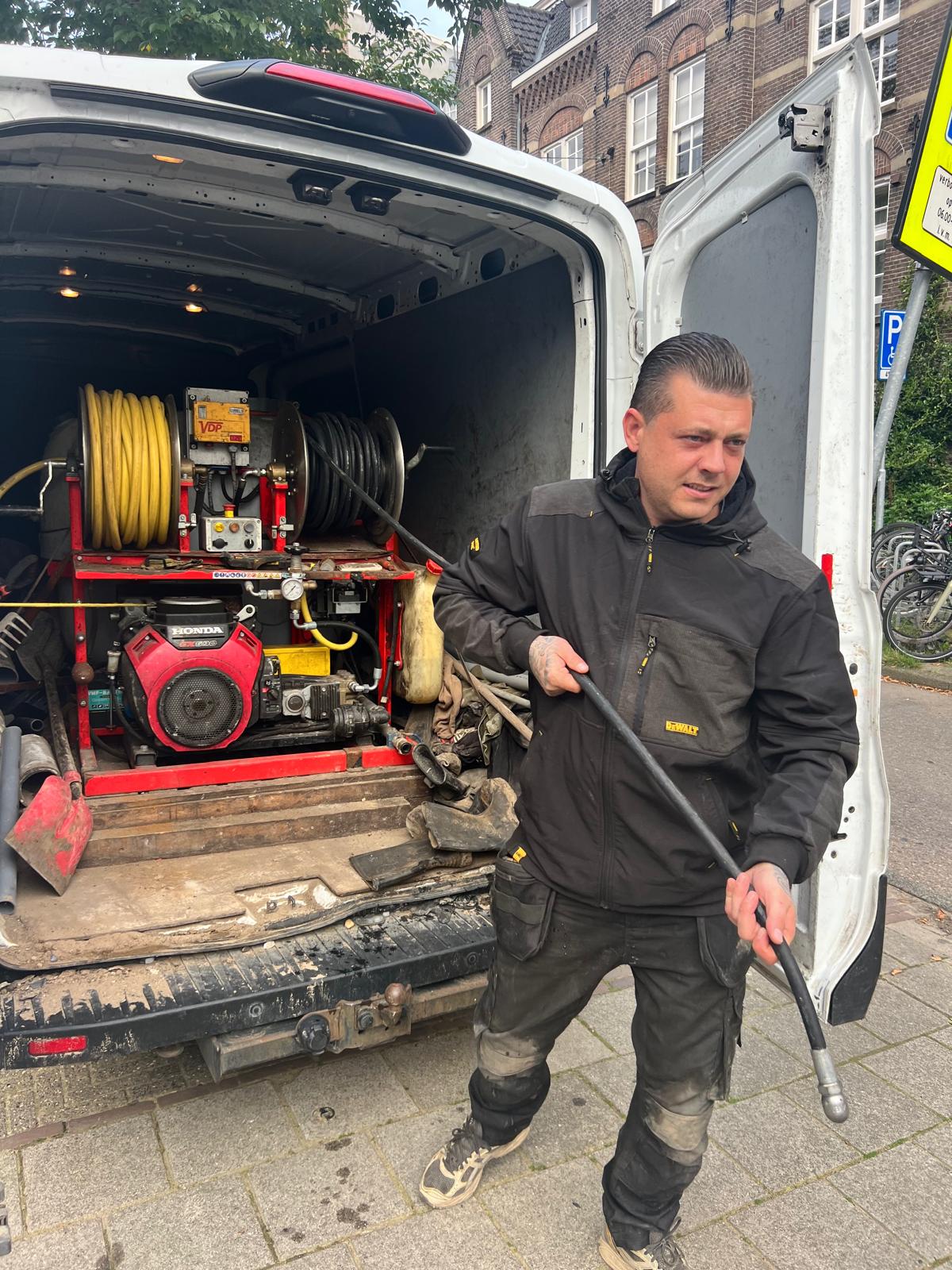 Doucheputje ontstoppen met ontstoppingsslang