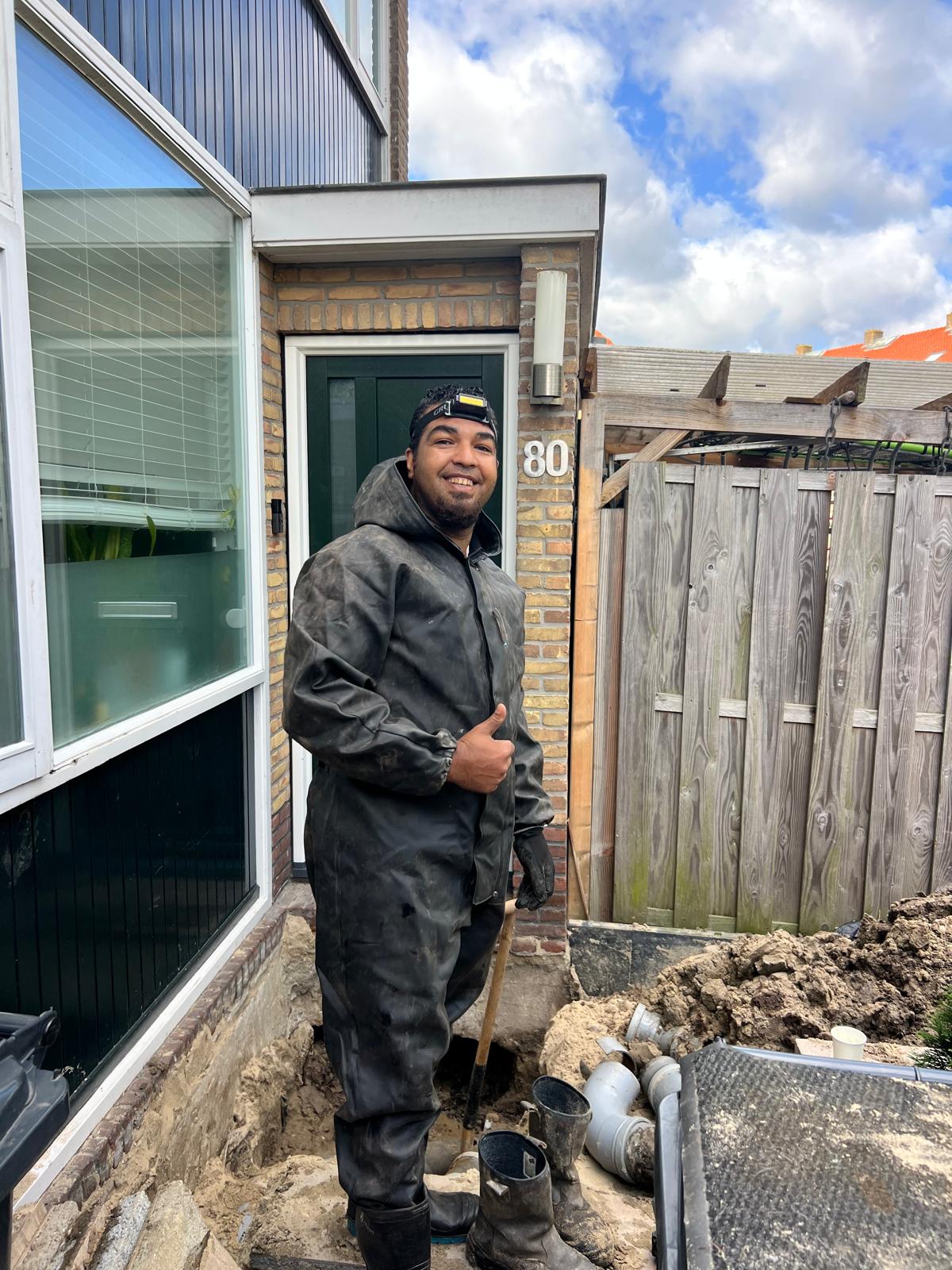 Monteurs aan het werk bij een woning