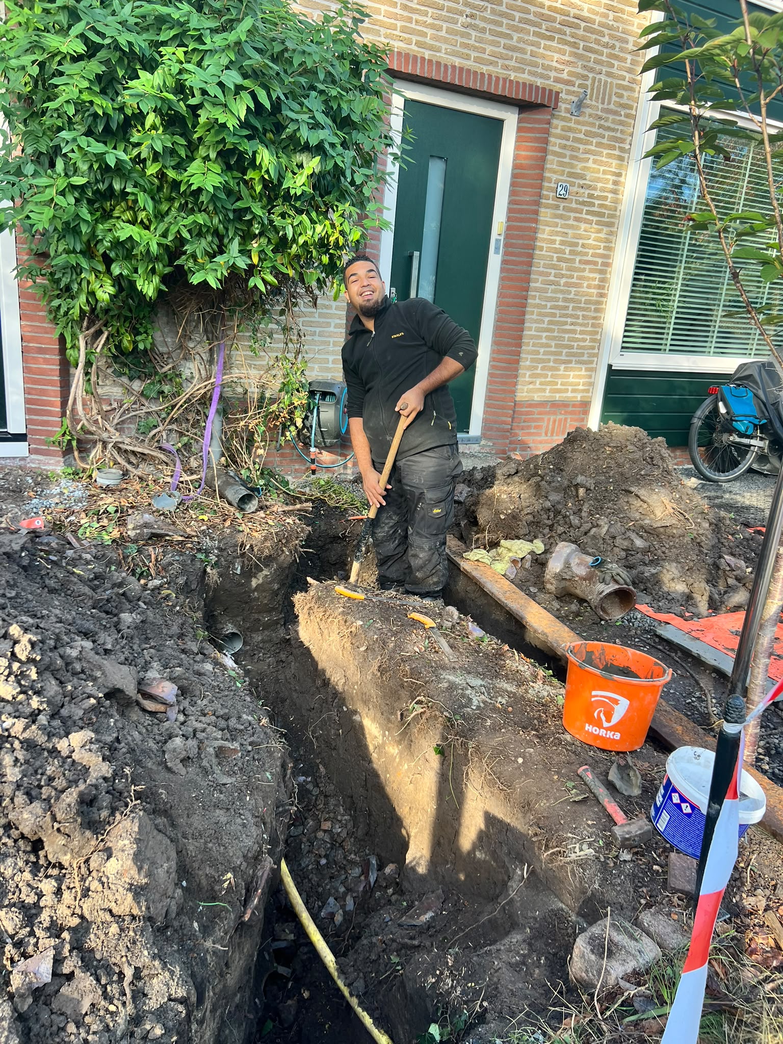 Voortuin opengraven voor rioolwerk