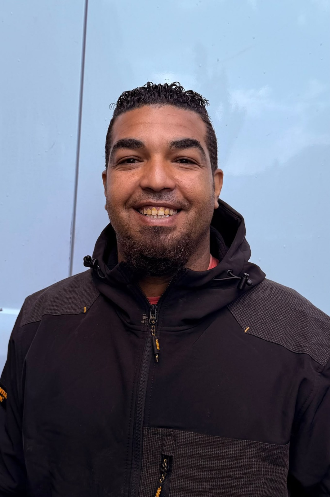 Portret van een lachende monteur in werkjas